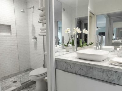 Μοντέρνο μπάνιο με νιπτήρα και καθρέφτη μετά από ανακαίνιση μπάνιου