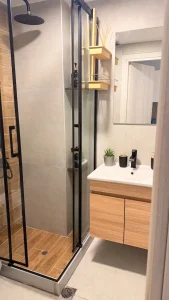 Ανακαίνιση μπάνιου για Airbnb στην Αθήνα με μοντέρνα ντουζιέρα και minimal σχεδιασμό